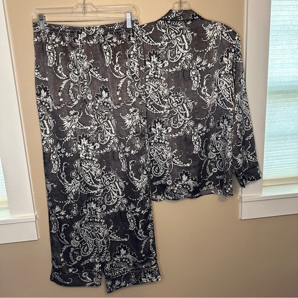 Cabernet Black and White Paisley Pajama Set Size Small - Picture 6 of 6